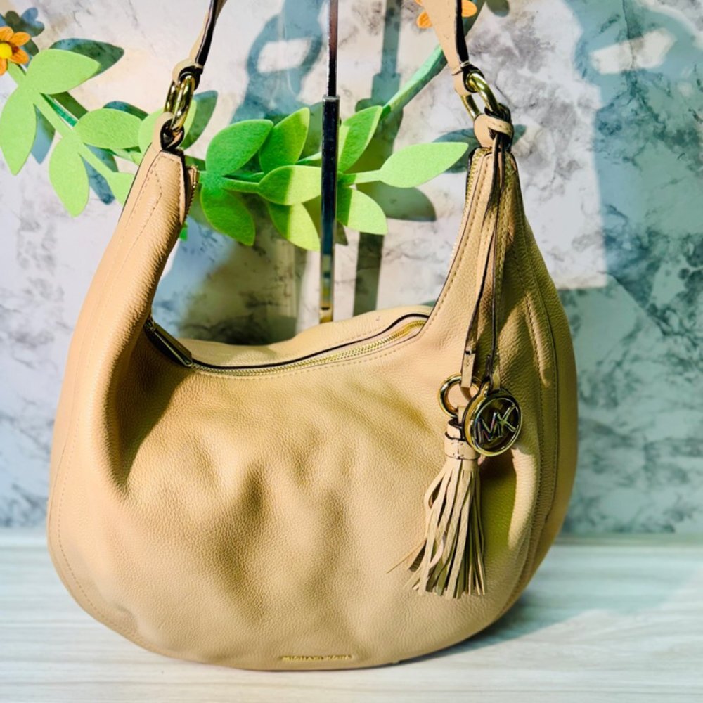 MICHAEL KORS Lydia Acorn Leather Large Shoulder Bag Cream